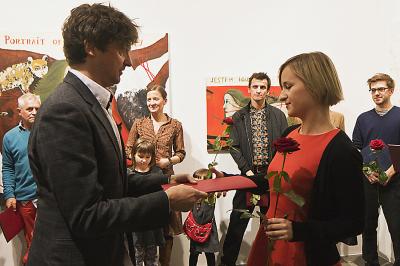 Ewie Juszkiewicz wyróżnienie redakcji miesięcznika „Art & Business” wręcza Bogusław Deptuła – redaktor naczelny Ewie Juszkiewicz wyróżnienie redakcji miesięcznika „Art & Business” wręcza Bogusław Deptuła – redaktor naczelny