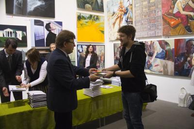 Otwarcie 12. Ogólnopolskiego Biennale Rysunku i Malarstwa Uczniów Średnich Szkół Plastycznych, nagrodę wręcza Z-ca Prezydenta Miasta Bielska-Białej Zbigniew Michniowski Otwarcie 12. Ogólnopolskiego Biennale Rysunku i Malarstwa Uczniów Średnich Szkół Plastycznych, nagrodę wręcza Z-ca Prezydenta Miasta Bielska-Białej Zbigniew Michniowski