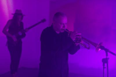 Piotr Wojtasik (trąbka), Kinga Głyk (gitara), wernisaż wystawy, fot. Krzysztof Morcinek Piotr Wojtasik (trąbka), Kinga Głyk (gitara), wernisaż wystawy, fot. Krzysztof Morcinek