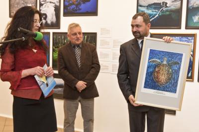 Krzysztof Frank z dyplomem honorowym od Galerii Bielskiej BWA dla Zakładów Tłuszczowych Bielmar Sp. z o.o., wieloletniego sponsora wystawy, dyplom wręczyła dyrektor Galerii Agata Smalcerz, w środku Jerzy Zegarliński, kurator wystawy, fot. K. Morcinek Krzysztof Frank z dyplomem honorowym od Galerii Bielskiej BWA dla Zakładów Tłuszczowych Bielmar Sp. z o.o., wieloletniego sponsora wystawy, dyplom wręczyła dyrektor Galerii Agata Smalcerz, w środku Jerzy Zegarliński, kurator wystawy, fot. K. Morcinek