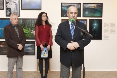Jacek Krywult, prezydent Bielska-Białej, podczas otwarcia wystawy Fotografia Dzikiej Przyrody 2012, Galeria Bielska BWA, 5.04.2013, na drugim planie Jerzy Zegarliński, kurator wystawy i Agata Smalcerz, dyrektor Galerii Bielskiej BWA, fot. K. Morcinek Jacek Krywult, prezydent Bielska-Białej, podczas otwarcia wystawy Fotografia Dzikiej Przyrody 2012, Galeria Bielska BWA, 5.04.2013, na drugim planie Jerzy Zegarliński, kurator wystawy i Agata Smalcerz, dyrektor Galerii Bielskiej BWA, fot. K. Morcinek