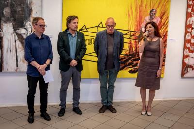 Wernisaż wystawy INTUICJA MALARZA. Od lewej: kurator wystawy Krzysztof Morcinek, artyści: Daniel Balabán i Jarosław Modzelewski, dyrektor galerii Agata Smalcerz Wernisaż wystawy INTUICJA MALARZA. Od lewej: kurator wystawy Krzysztof Morcinek, artyści: Daniel Balabán i Jarosław Modzelewski, dyrektor galerii Agata Smalcerz
