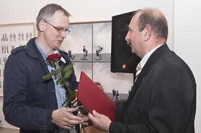 Arturowi Przebindowskiemu wyróżnienie wręcza Marian Dytko – pełnomocnik Zarządu LOTOS Czechowice SA Arturowi Przebindowskiemu wyróżnienie wręcza Marian Dytko – pełnomocnik Zarządu LOTOS Czechowice SA