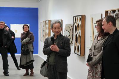 Wernisaż wystawy Kojiego Kamojiego, od lewej: Koji Kamoji, dyrektor galerii Agata Smalcerz, kurator wystawy Krzysztof Morcinek, 5 lutego 2010 Wernisaż wystawy Kojiego Kamojiego, od lewej: Koji Kamoji, dyrektor galerii Agata Smalcerz, kurator wystawy Krzysztof Morcinek, 5 lutego 2010