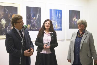 Wernisaż wystawy Ewy Surowiec-Butrym, od lewej: Zbigniew Michniowski - Z-ca Prezydenta Miasta, Agata Smalcerz – dyrektor galerii i Ewa Surowiec-Butrym, fot. Justyna Łabądź Wernisaż wystawy Ewy Surowiec-Butrym, od lewej: Zbigniew Michniowski - Z-ca Prezydenta Miasta, Agata Smalcerz – dyrektor galerii i Ewa Surowiec-Butrym, fot. Justyna Łabądź