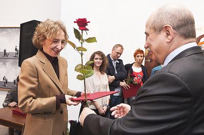 Kamili Woźniakowskiej III nagrodę wręcza Prezydent Miasta Bielska-Białej Jacek Krywult Kamili Woźniakowskiej III nagrodę wręcza Prezydent Miasta Bielska-Białej Jacek Krywult