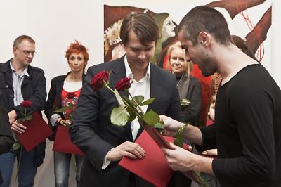 Jakubowi Ciężkiemu wyróżnienie redakcji portalu „Artinfo.pl” wręcza Rafał Kamecki – redaktor naczelny Jakubowi Ciężkiemu wyróżnienie redakcji portalu „Artinfo.pl” wręcza Rafał Kamecki – redaktor naczelny