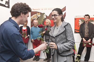 Bartłomiejowi Zygmuntowi-Siegmundowi wyróżnienie redakcji „Art Experts Magazine” wręcza Katarzyna Zalasińska – redaktor naczelna Bartłomiejowi Zygmuntowi-Siegmundowi wyróżnienie redakcji „Art Experts Magazine” wręcza Katarzyna Zalasińska – redaktor naczelna