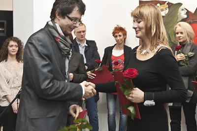 Iwie Kruczkowskiej-Król wyróżnienie katowickiej redakcji „Gazety Wyborczej” wręcza Łukasz Kałębasiak – przedstawiciel redakcji Iwie Kruczkowskiej-Król wyróżnienie katowickiej redakcji „Gazety Wyborczej” wręcza Łukasz Kałębasiak – przedstawiciel redakcji