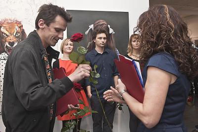 Dominikowi Podsiadłemu wyróżnienie redakcji portalu „Obieg” wręcza Agata Smalcerz, dyrektor Galerii Bielskiej BWA Dominikowi Podsiadłemu wyróżnienie redakcji portalu „Obieg” wręcza Agata Smalcerz, dyrektor Galerii Bielskiej BWA