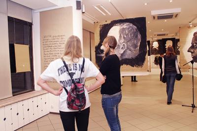 Wernisaż wystawy Jarosława Modzelewskiego „Stare papiery”, Galeria Bielska BWA, 7 marca 2013 r., fot. Justyna Łabądź Wernisaż wystawy Jarosława Modzelewskiego „Stare papiery”, Galeria Bielska BWA, 7 marca 2013 r., fot. Justyna Łabądź