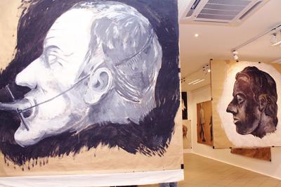 Fragment wystawy Jarosława Modzelewskiego „Stare papiery”, Galeria Bielska BWA, 8 marca – 1 kwietnia 2013 r., fot. Justyna Łabądź Fragment wystawy Jarosława Modzelewskiego „Stare papiery”, Galeria Bielska BWA, 8 marca – 1 kwietnia 2013 r., fot. Justyna Łabądź