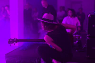 Kinga Głyk (gitara), Irek Głyk (perkusja), wernisaż wystawy, fot. Krzysztof Morcinek Piotr Wojtasik, Kinga Głyk (gitara), Irek Głyk (perkusja), wernisaż wystawy, fot. Krzysztof Morcinek