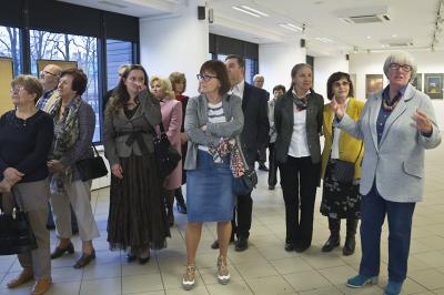 Wernisaż wystawy Ewy Surowiec-Butrym, oprowadzanie autorskie, fot. Justyna Łabądź Wernisaż wystawy Ewy Surowiec-Butrym, oprowadzanie autorskie, fot. Justyna Łabądź