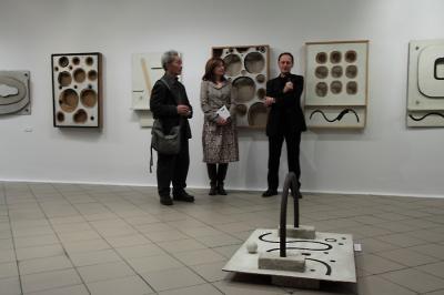 Wernisaż wystawy Kojiego Kamojiego, od lewej: Koji Kamoji, dyrektor galerii Agata Smalcerz, kurator wystawy Krzysztof Morcinek, 5 lutego 2010 Wernisaż wystawy Kojiego Kamojiego, od lewej: Koji Kamoji, dyrektor galerii Agata Smalcerz, kurator wystawy Krzysztof Morcinek, 5 lutego 2010