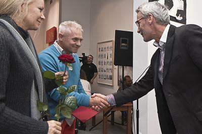 Joannie Janiak i Piotrowi C. Kowalskiemu wyróżnienie wręcza Jarosław Łakomik – członek Zarządu Marbet Sp. z o.o. Joannie Janiak i Piotrowi C. Kowalskiemu wyróżnienie wręcza Jarosław Łakomik – członek Zarządu Marbet Sp. z o.o.