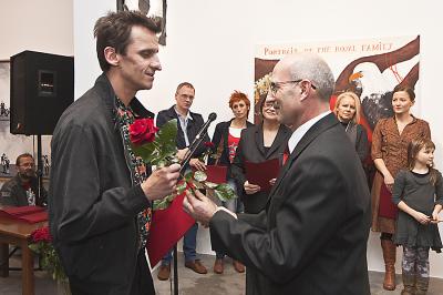 Dominikowi Podsiadłemu wyróżnienie wręcza Kazimierz Szypuła z Biura Komunikacji Tauron Dystrybucja SA Dominikowi Podsiadłemu wyróżnienie wręcza Kazimierz Szypuła z Biura Komunikacji Tauron Dystrybucja SA