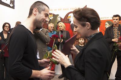 Jakubowi Ciężkiemu Grand Prix – Nagrodę Ministra Kultury i Dziedzictwa Narodowego wręcza Małgorzata Szeląg z Departamentu Narodowych Instytucji Kultury Jakubowi Ciężkiemu Grand Prix – Nagrodę Ministra Kultury i Dziedzictwa Narodowego wręcza Małgorzata Szeląg z Departamentu Narodowych Instytucji Kultury