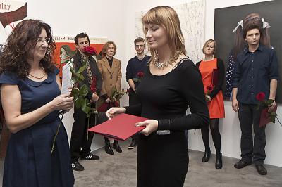 Iwie Kruczkowskiej-Król wyróżnienie redakcji kwartalnika „Exit” wręcza Agata Smalcerz, dyrektor Galerii Bielskiej BWA Iwie Kruczkowskiej-Król wyróżnienie redakcji kwartalnika „Exit” wręcza Agata Smalcerz, dyrektor Galerii Bielskiej BWA