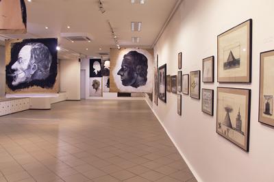 Fragment wystawy Jarosława Modzelewskiego „Stare papiery”, Galeria Bielska BWA, 8 marca – 1 kwietnia 2013 r., fot. Justyna Łabądź Fragment wystawy Jarosława Modzelewskiego „Stare papiery”, Galeria Bielska BWA, 8 marca – 1 kwietnia 2013 r., fot. Justyna Łabądź