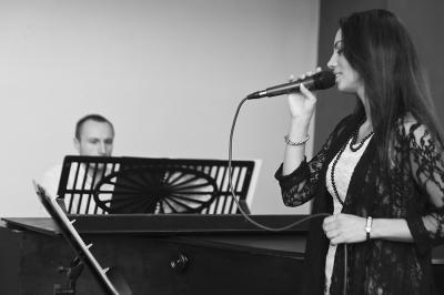 koncert po wernisażu Bogdana Frymorgena - pianista Roman Sudlitz i wokalistka Agnieszka Golik koncert po wernisażu Bogdana Frymorgena - pianista Roman Sudlitz i wokalistka Agnieszka Golik