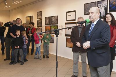 Jacek Krywult, prezydent Bielska-Białej, podczas otwarcia wystawy Fotografia Dzikiej Przyrody 2012, Galeria Bielska BWA, 5.04.2013, fot. K. Morcinek Jacek Krywult, prezydent Bielska-Białej, podczas otwarcia wystawy Fotografia Dzikiej Przyrody 2012, Galeria Bielska BWA, 5.04.2013, fot. K. Morcinek