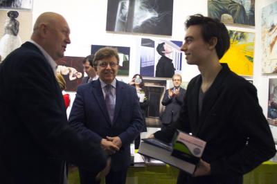 Otwarcie 12. Ogólnopolskiego Biennale Rysunku i Malarstwa Uczniów Średnich Szkół Plastycznych, nagrodę laureatowi Grand Prix - Piotrowi Desperakowi wręcza prof. Józef Budka z ASP w Katowicach (Przewodniczący Jury), na drugim planie Z-ca Prezydenta Miasta Bielska-Białej Zbigniew Michniowski Otwarcie 12. Ogólnopolskiego Biennale Rysunku i Malarstwa Uczniów Średnich Szkół Plastycznych, nagrodę laureatowi Grand Prix - Piotrowi Desperakowi wręcza prof. Józef Budka z ASP w Katowicach (Przewodniczący Jury), na drugim planie Z-ca Prezydenta Miasta Bielska-Białej Zbigniew Michniowski