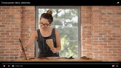 Mery Jabłońska przy mobilnym stoliku, kadr z filmu Mery Jabłońska przy mobilnym stoliku, kadr z filmu