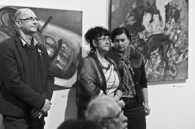 wernisaż wystawy Bogdana Frymorgena - od lewej: autor wystawy - Bogdan Frymorgen, Przewodnicząca Gminy Wyznaniowej Żydowskiej w Bielsku-Białej - Dorota Wiewióra i Magdalena Pawłowska - polonistka IV LO im. KEN w Bielsku-Białej wernisaż wystawy Bogdana Frymorgena - od lewej: autor wystawy - Bogdan Frymorgen, Przewodnicząca Gminy Wyznaniowej Żydowskiej w Bielsku-Białej - Dorota Wiewióra i Magdalena Pawłowska - polonistka IV LO im. KEN w Bielsku-Białej