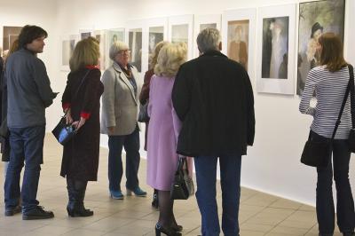 Wernisaż wystawy Ewy Surowiec-Butrym, oprowadzanie autorskie, fot. Justyna Łabądź Wernisaż wystawy Ewy Surowiec-Butrym, oprowadzanie autorskie, fot. Justyna Łabądź