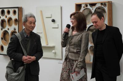 Wernisaż wystawy Kojiego Kamojiego, od lewej: Koji Kamoji, dyrektor galerii Agata Smalcerz, kurator wystawy Krzysztof Morcinek, 5 lutego 2010 Wernisaż wystawy Kojiego Kamojiego, od lewej: Koji Kamoji, dyrektor galerii Agata Smalcerz, kurator wystawy Krzysztof Morcinek, 5 lutego 2010