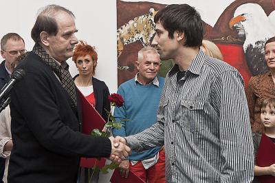 Jakubowi Pieleszkowi wyróżnienie redakcji Pisma Artystycznego „Format” wręcza Andrzej Saj – redaktor naczelny Jakubowi Pieleszkowi wyróżnienie redakcji Pisma Artystycznego „Format” wręcza Andrzej Saj – redaktor naczelny