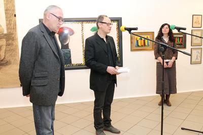 Otwarcie wystawy Jarosława Modzelewskiego „Stare papiery”, Galeria Bielska BWA, 7 marca 2013 r., Jarosław Modzelewski, kurator wystawy – Krzysztof Morcinek i Dyrektor Galerii – Agata Smalcerz, fot. Justyna Łabądź Otwarcie wystawy Jarosława Modzelewskiego „Stare papiery”, Galeria Bielska BWA, 7 marca 2013 r., Jarosław Modzelewski, kurator wystawy – Krzysztof Morcinek i Dyrektor Galerii – Agata Smalcerz, fot. Justyna Łabądź