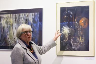 Wernisaż wystawy Ewy Surowiec-Butrym, oprowadzanie autorskie, fot. Justyna Łabądź Wernisaż wystawy Ewy Surowiec-Butrym, oprowadzanie autorskie, fot. Justyna Łabądź