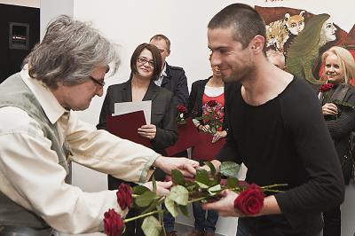 Jakubowi Ciężkiemu wyróżnienie redakcji kwartalnika „Artluk” wręcza Jacek Kasprzycki – przedstawiciel redakcji Jakubowi Ciężkiemu wyróżnienie redakcji kwartalnika „Artluk” wręcza Jacek Kasprzycki – przedstawiciel redakcji