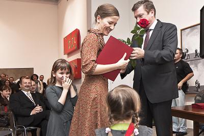 Aguli Swobodzie wyróżnienie wręcza Andrzej Graboś – prezes Polmotors Sp. z o.o. Aguli Swobodzie wyróżnienie wręcza Andrzej Graboś – prezes Polmotors Sp. z o.o.